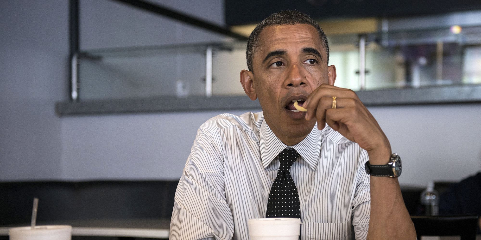 Η διακριτική γοητεία του να τρως έξω μόνος