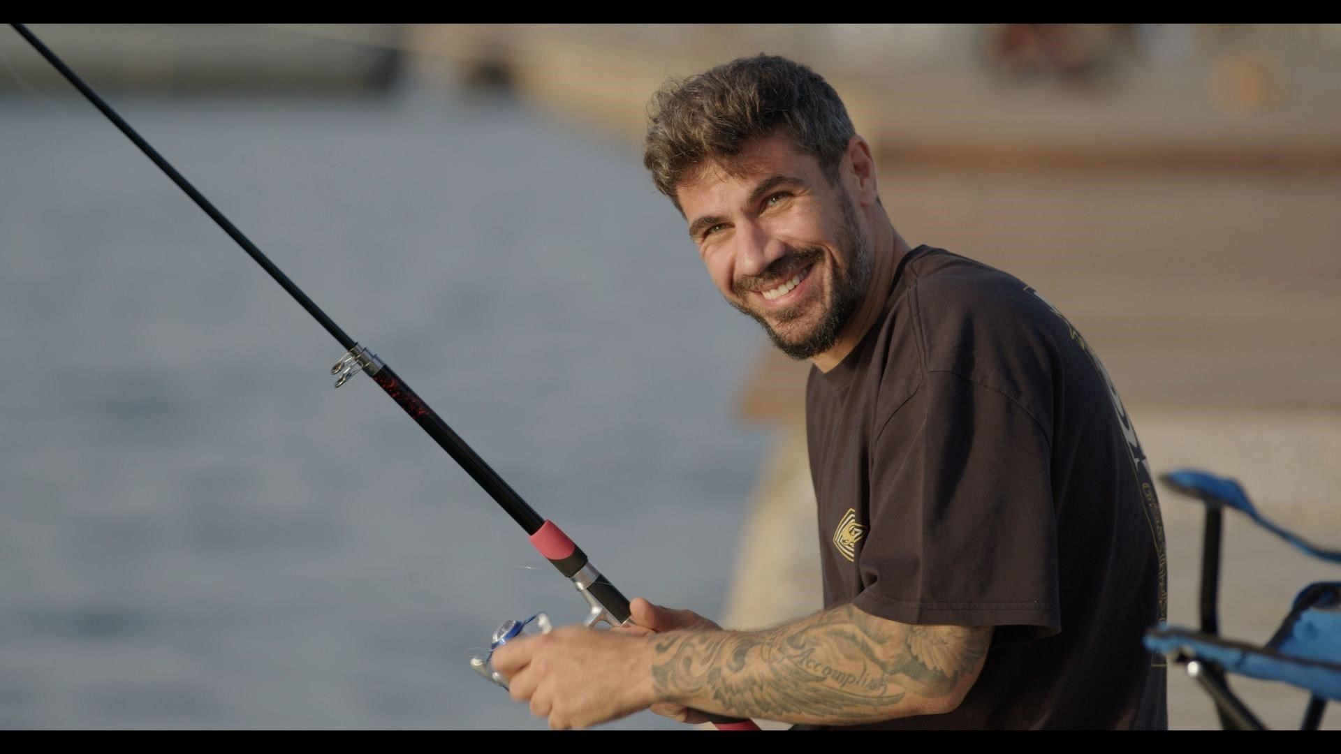 Ο Άκης Πετρετζίκης πάει Netflix