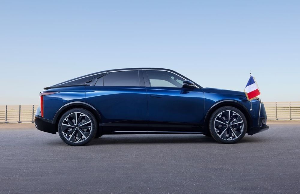 Αυτό είναι το νέο προεδρικό αυτοκίνητο του Εμανουέλ Μακρόν