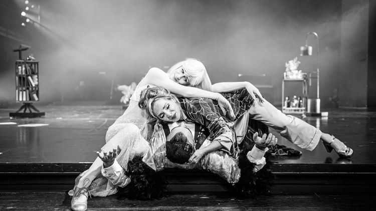 Πρώτη ματιά στο 'Πονηρό πνεύμα' του Γιάννη Χουβαρδά στο Εθνικό Θέατρο