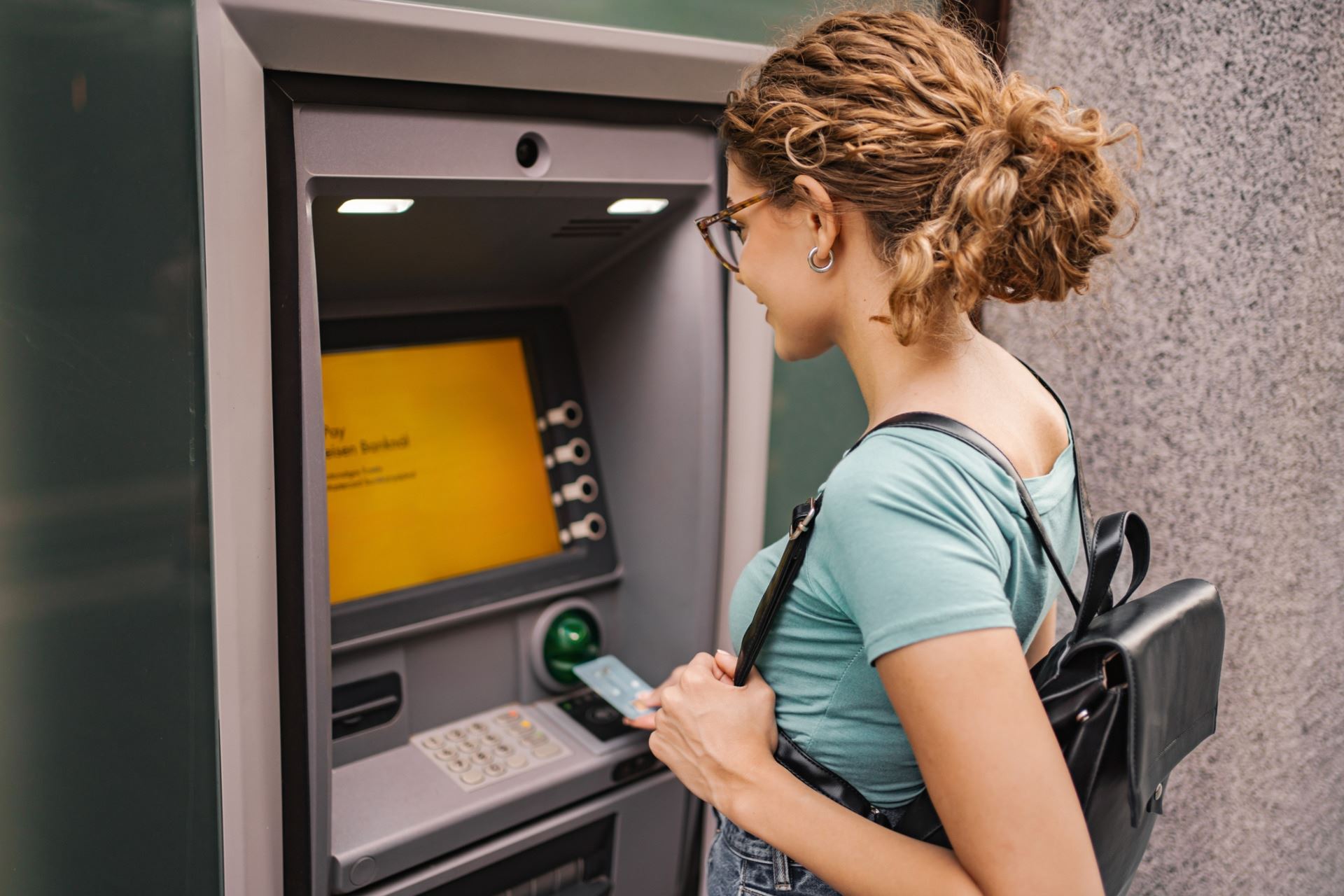 Παρέμβαση της κυβέρνησης για τις χρεώσεις στα ATM