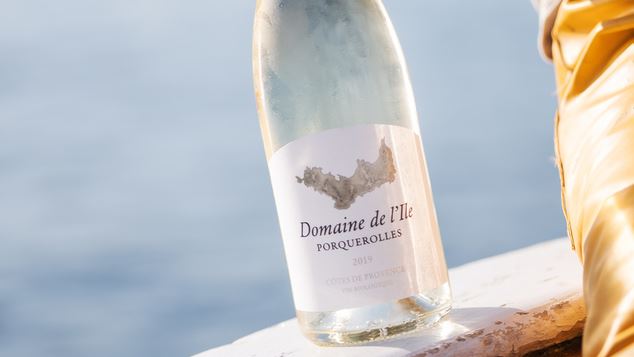 Το λευκό και το ροζέ κρασί του οίκου Chanel