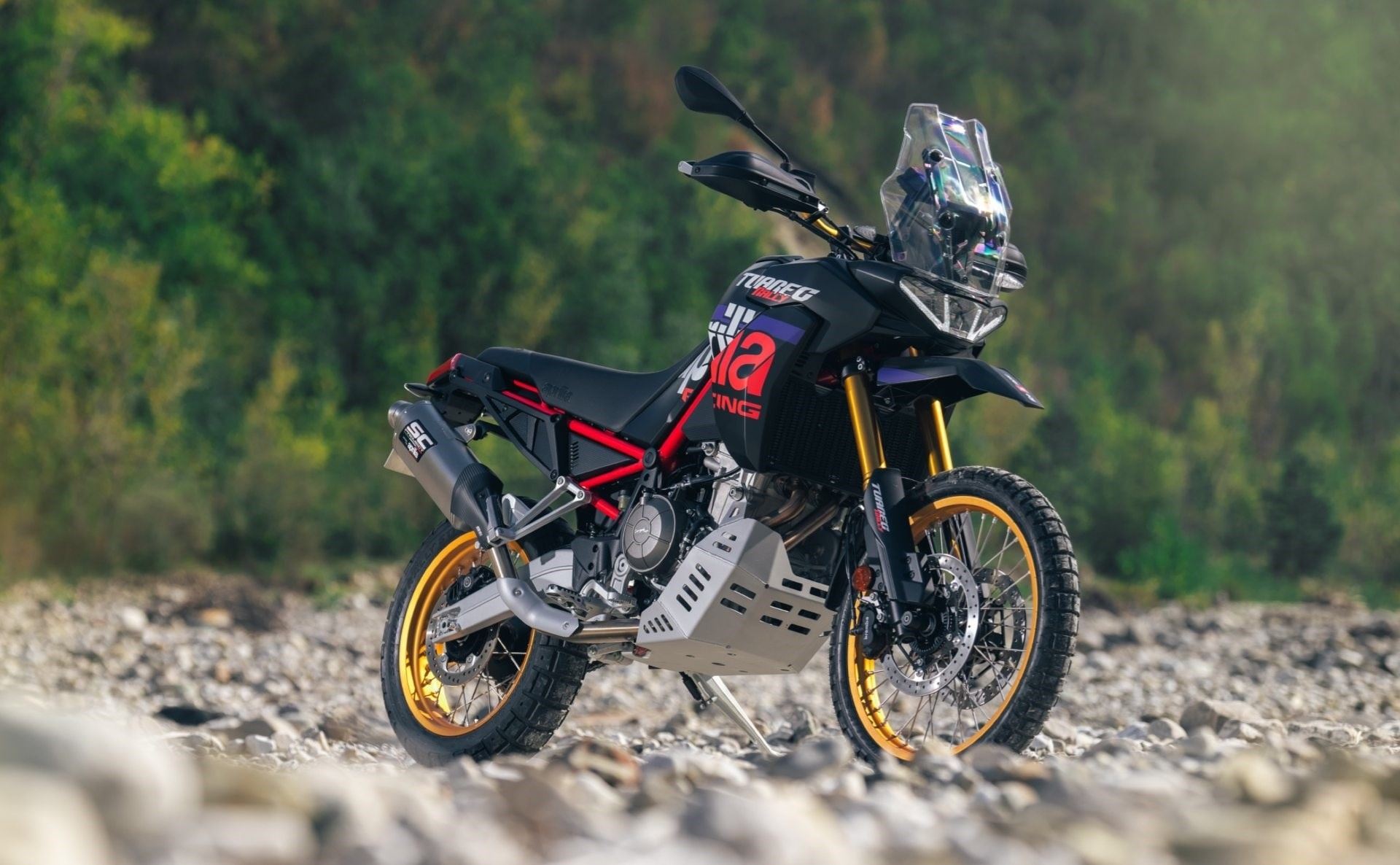 Στην Ελλάδα οι νέες Aprilia Touareg Rally και Moto Guzzi Stelvio Duecento Tributo