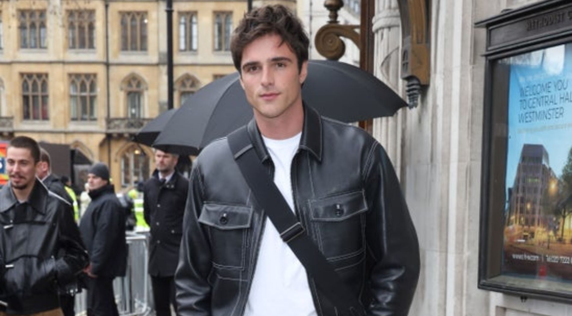 Η μικρή μαύρη τσάντα είναι σωτήρια. Θα την κρατούσες;