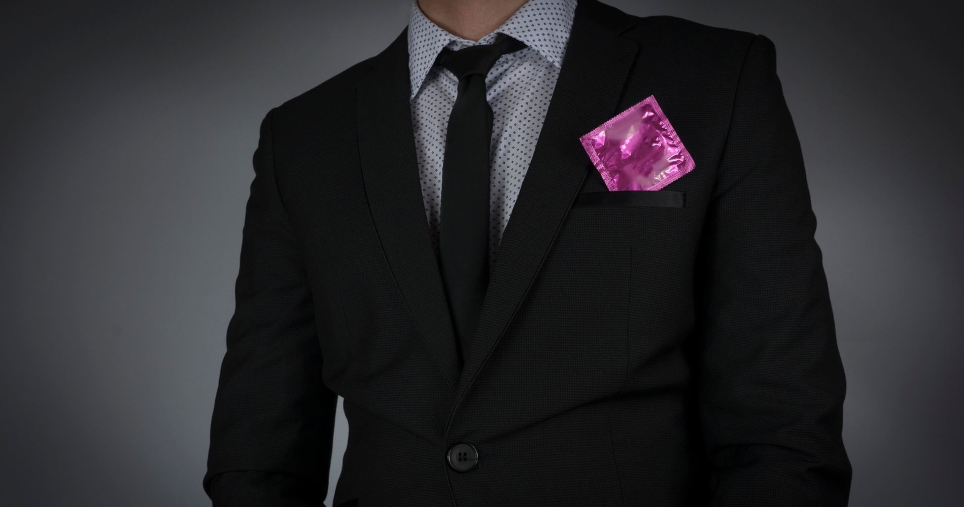 Τα ύστερα του κόσμου: 1 στους 8 άντρες παίρνει μαζί του προφυλακτικό σε κηδεία