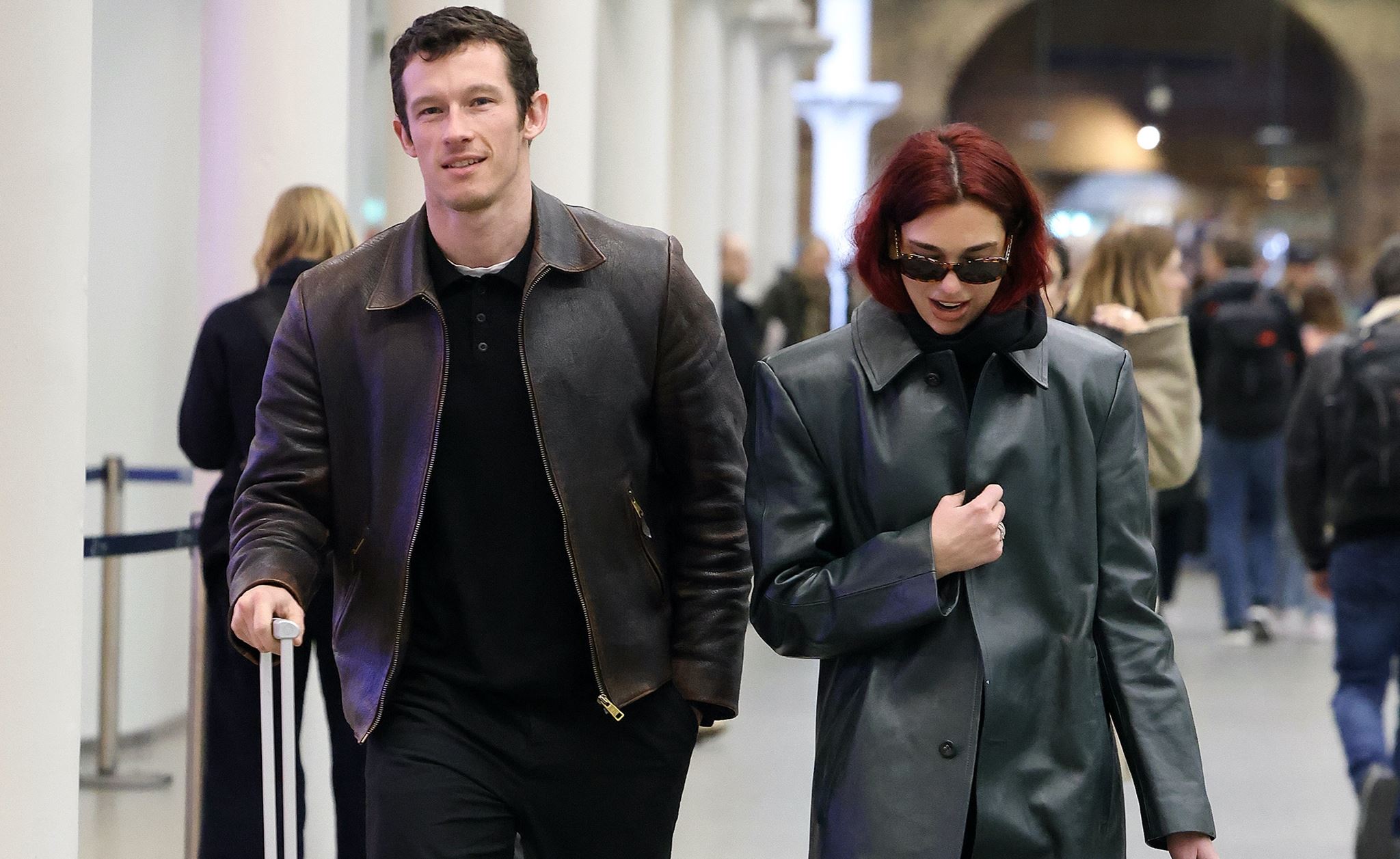 Ποιος είναι ο Callum Turner, ο αρραβωνιαστικός της Dua Lipa