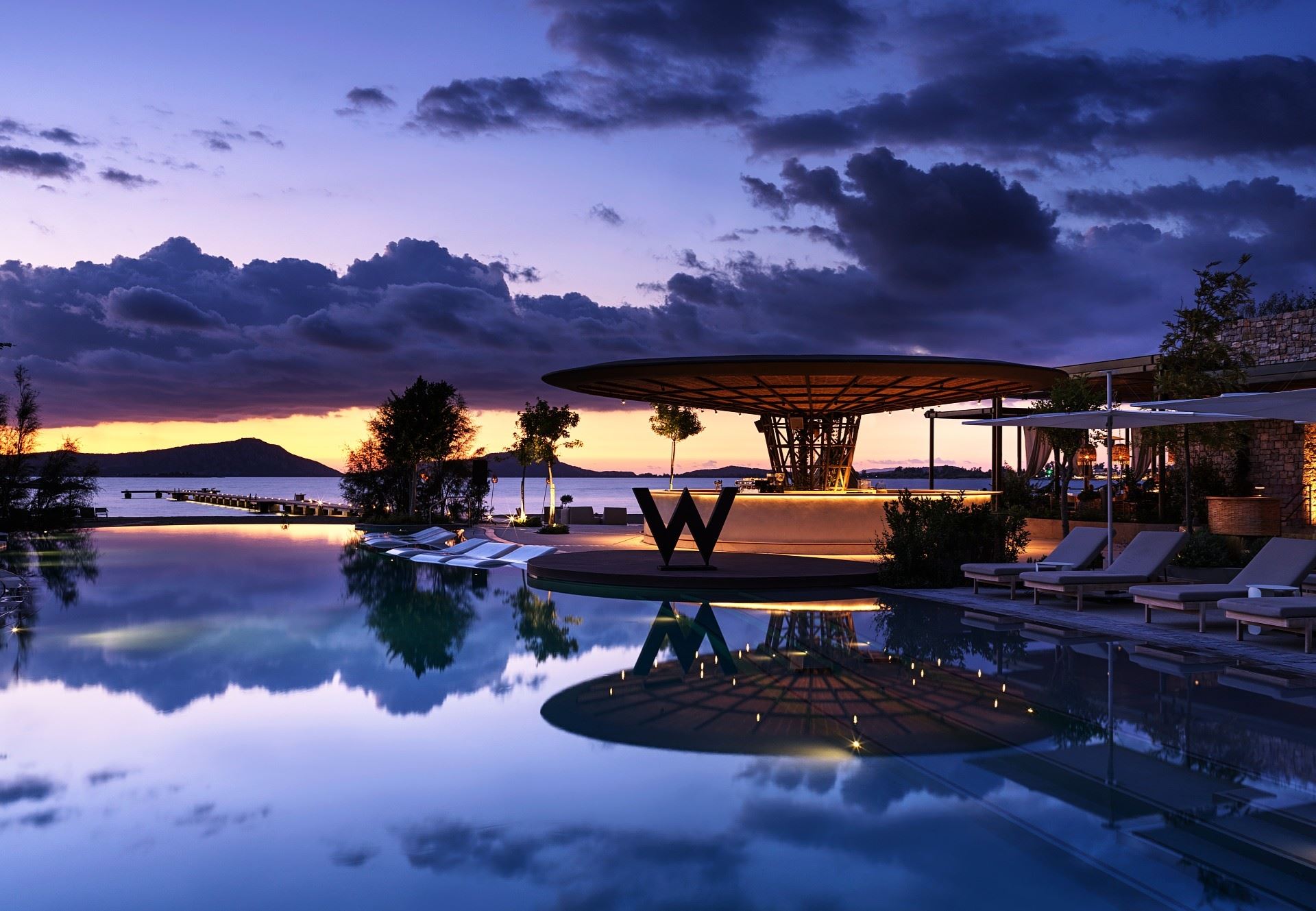 Στο W Costa Navarino για Electro Vibes, γενέθλια με Σάκη Ρουβά και κορυφαία καλοκαιρινά events