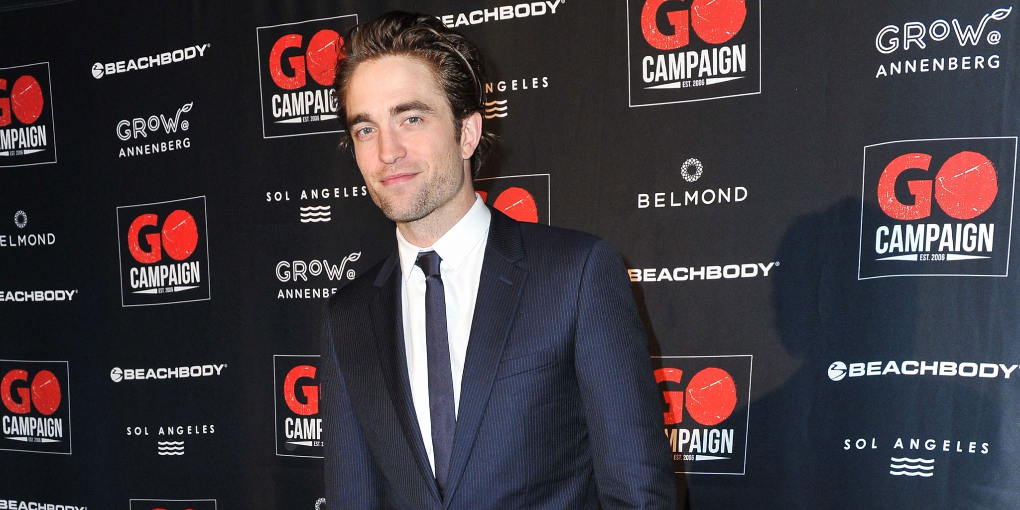 Ο Robert Pattinson αποδεικνύει γιατί η στενή γραβάτα αντέχει ακόμη