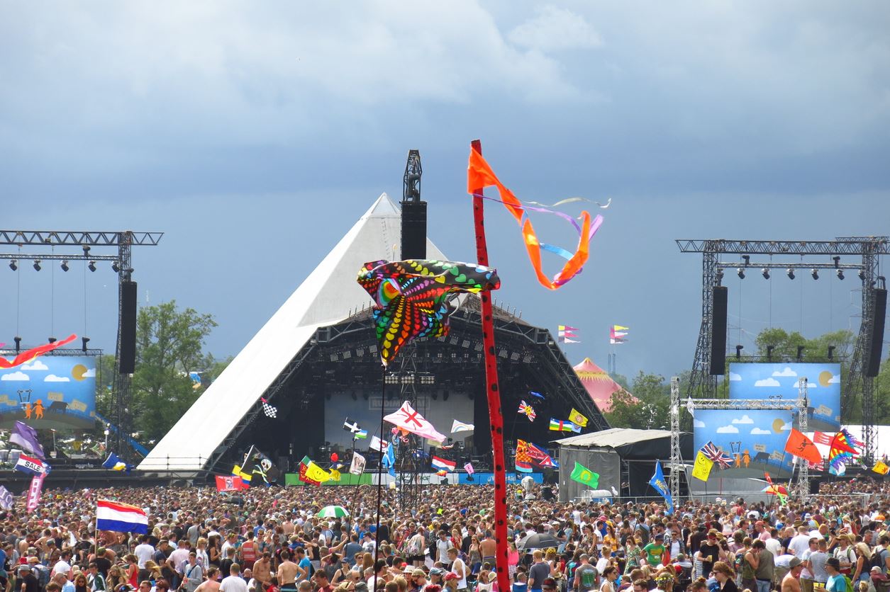 Κι όμως, μπορείς να απολαύσεις το Glastonbury 2024 από την άνεση του σπιτιού σου
