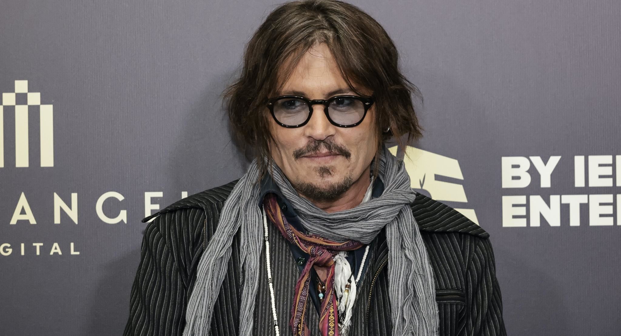 O Johnny Depp φορά τα ρούχα του βασιλιά Λουδοβίκου XV