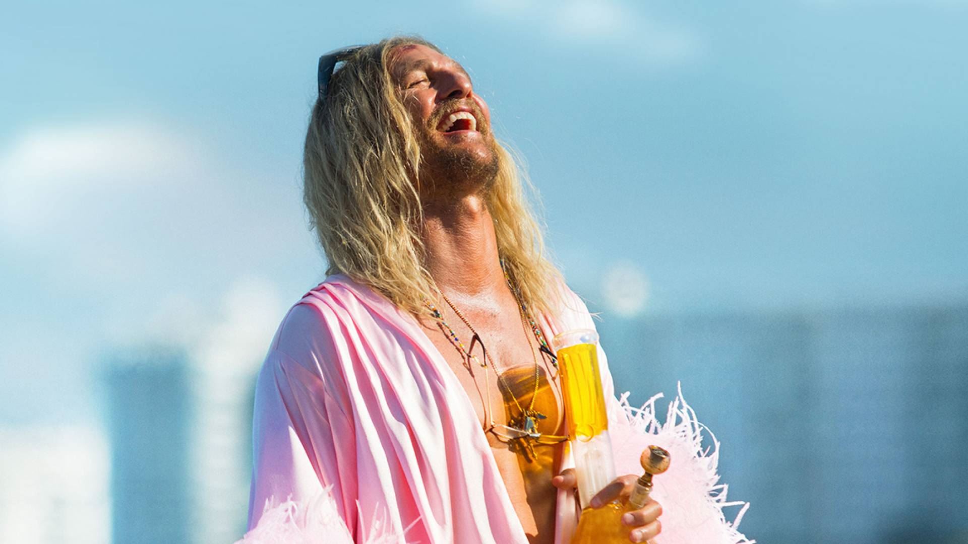 Ο Matthew McConaughey στη νέα του ταινία είναι μονίμως high