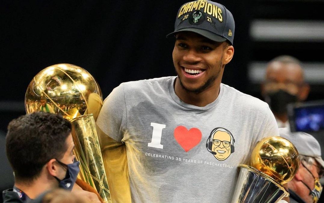 Ο Γιάννης Αντετοκούνμπο ήδη μαθαίνει ελληνικά στο γιο του