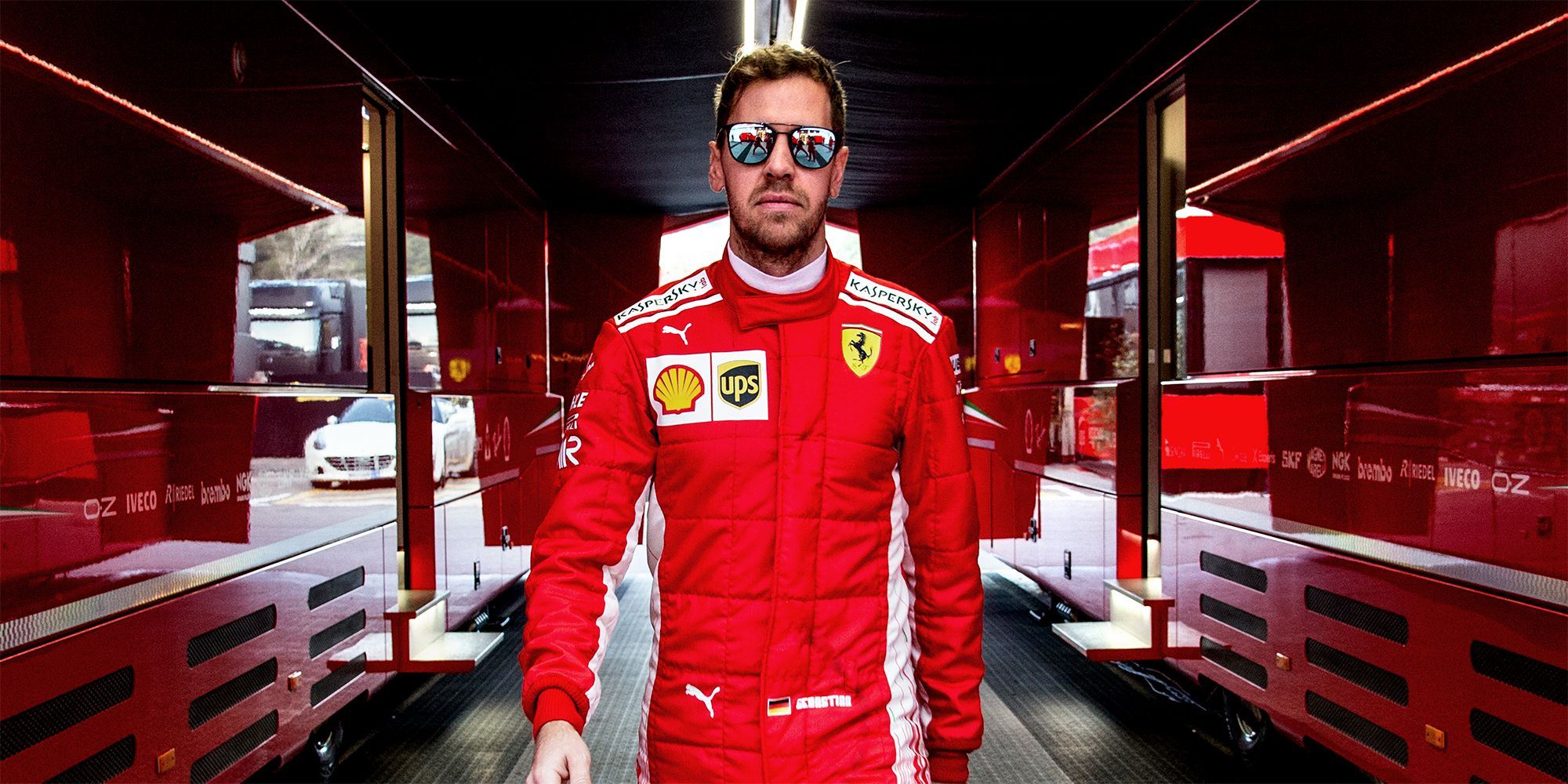 Η Ray-Ban λάνσαρε συλλεκτική σειρά γυαλιών ηλίου για τη Ferrari