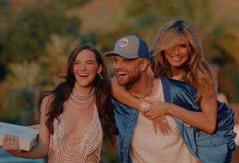 Στο νέο βίντεο κλιπ των Sofi Tukker, την παράσταση κλέβει η Heidi Klum