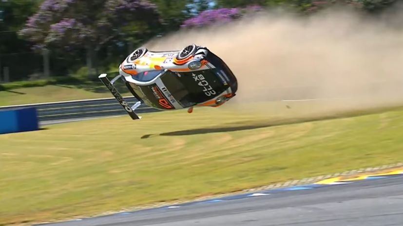 Τρομακτικό ατύχημα δείχνει πόσο ασφαλείς είναι οι αγωνιστικές Porsche 911 (video)