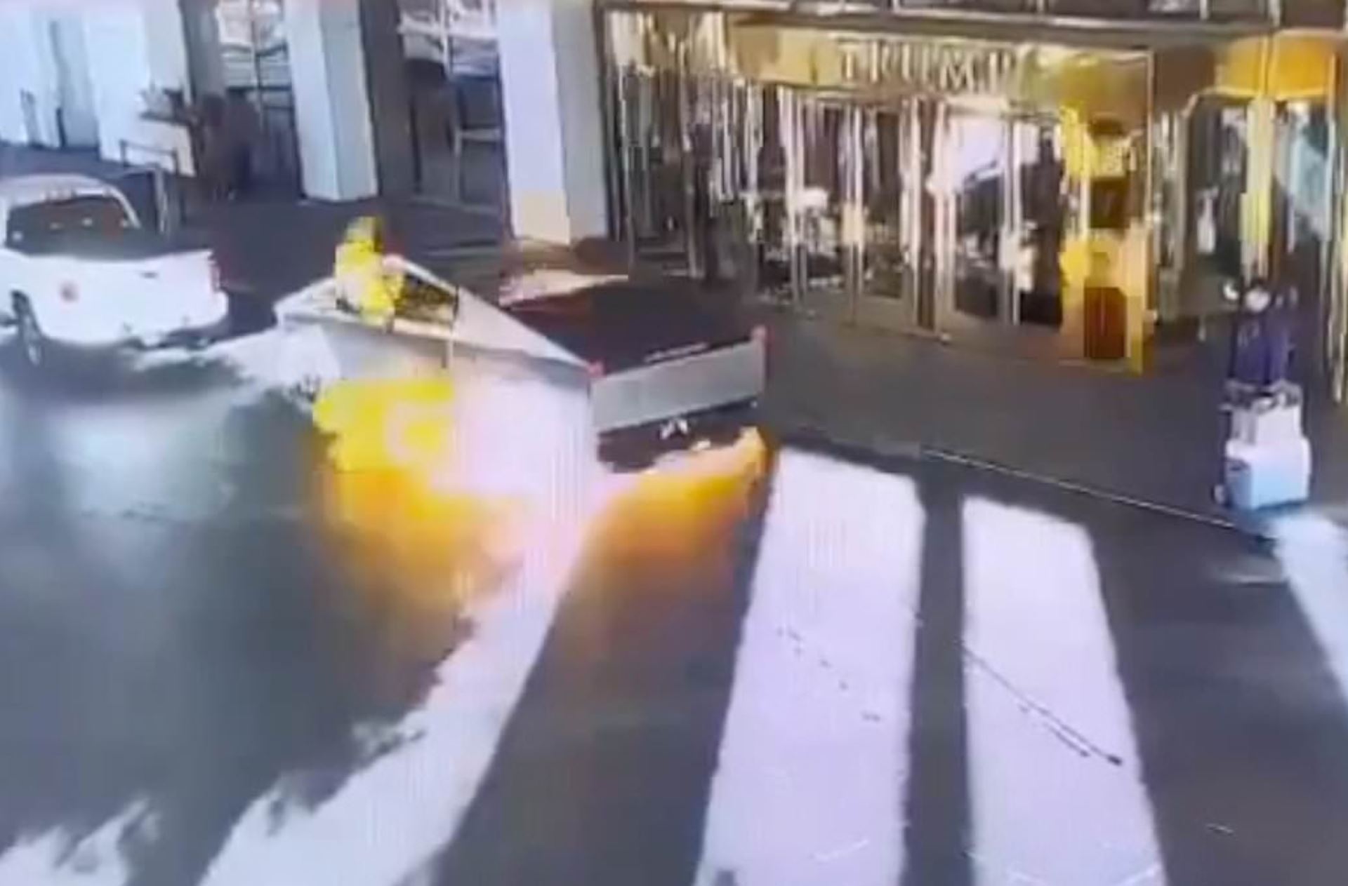 Έκρηξη σε Tesla Cybertruck: Πώς το ηλεκτρικό pickup έσωσε κόσμο