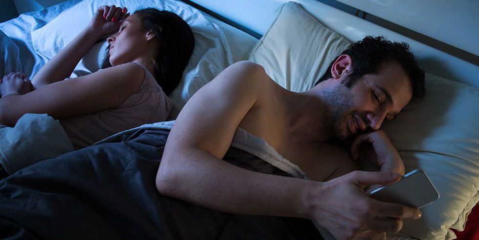 Τι είναι πια αυτό το micro-cheating;