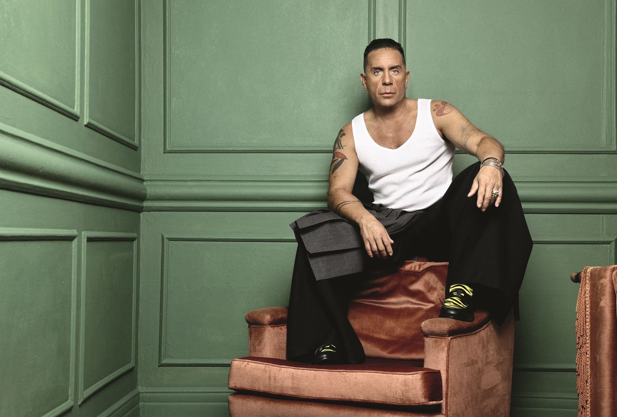 O Γιώργος Μαζωνάκης προβάρει τα γερμανικά του για τους Rammstein στο απόλυτο βίντεο της ημέρας