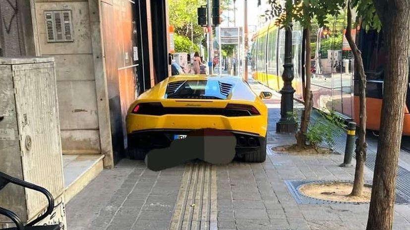 Γιατί μας ενοχλεί τόσο μια Lamborghini στο πεζοδρόμιο