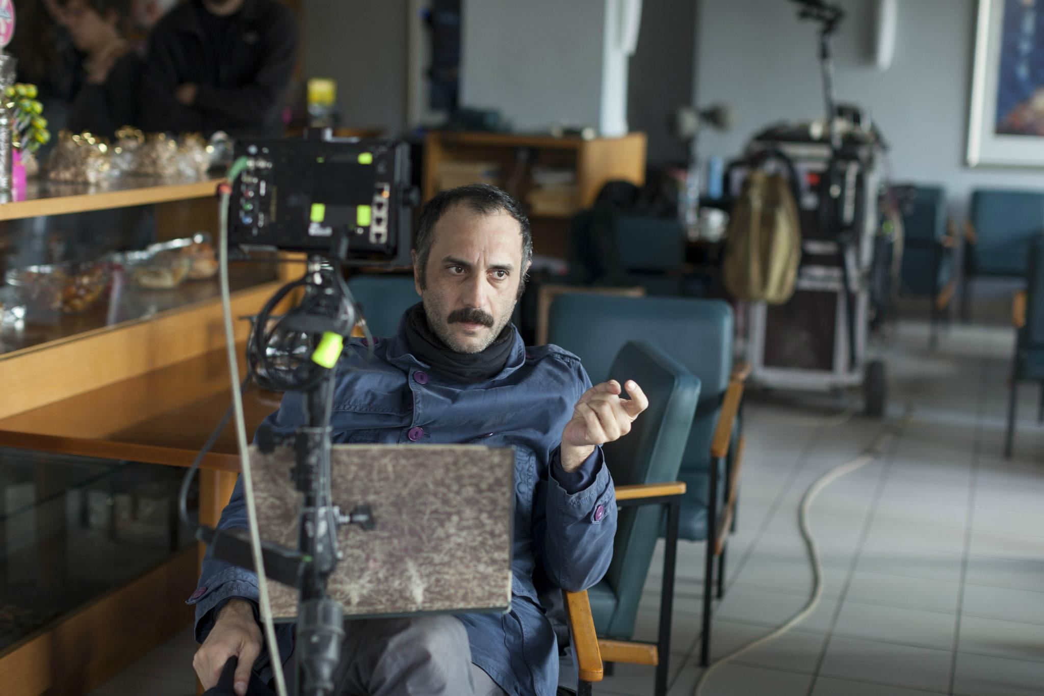 Μπάμπη Μακρίδη γιατί κάποιοι θα έκαναν τα πάντα για να είναι λυπημένοι;