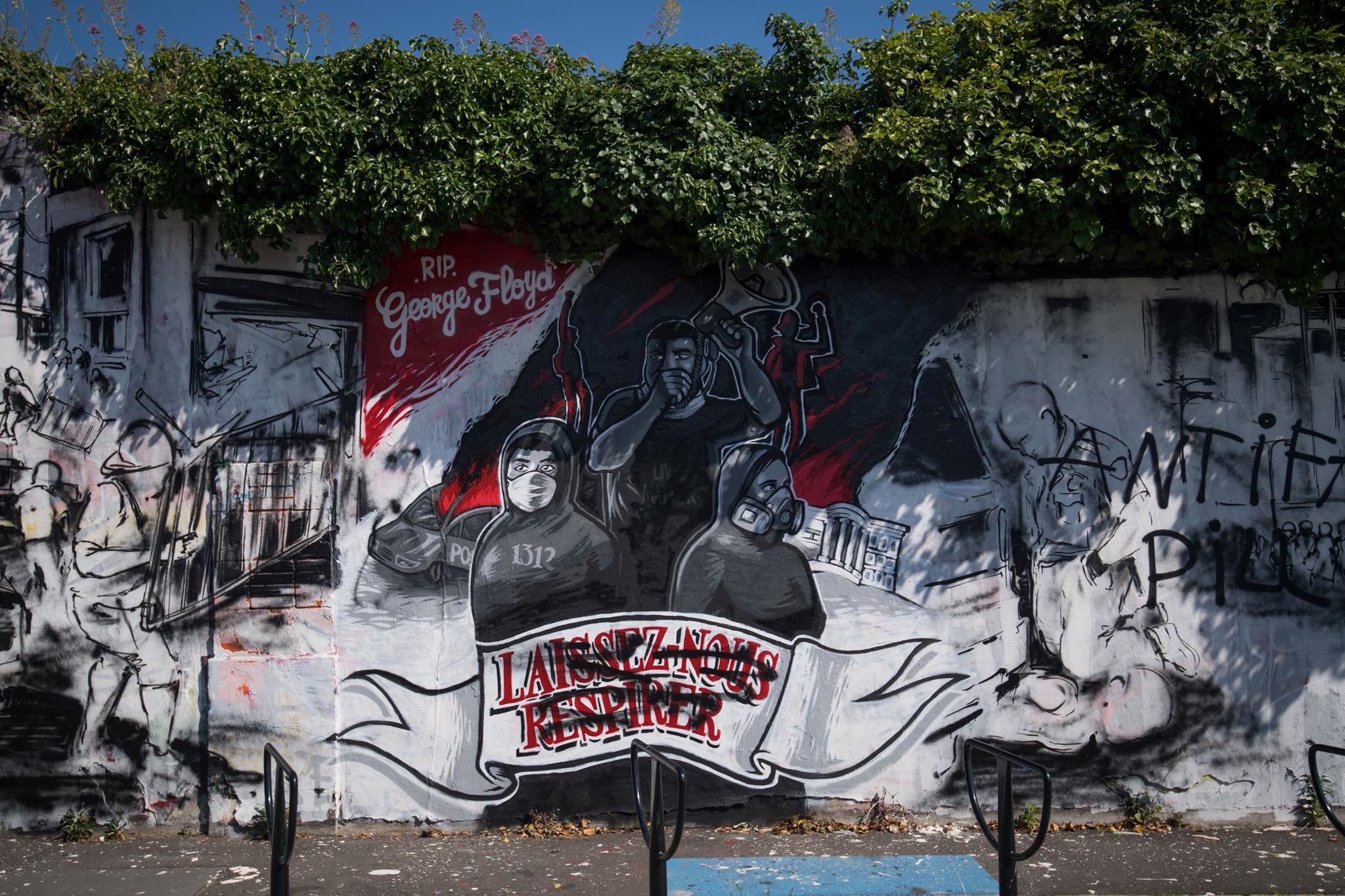 Γάλλοι αστυνομικοί βγήκαν στους δρόμους για τη δολοφονία του George Floyd