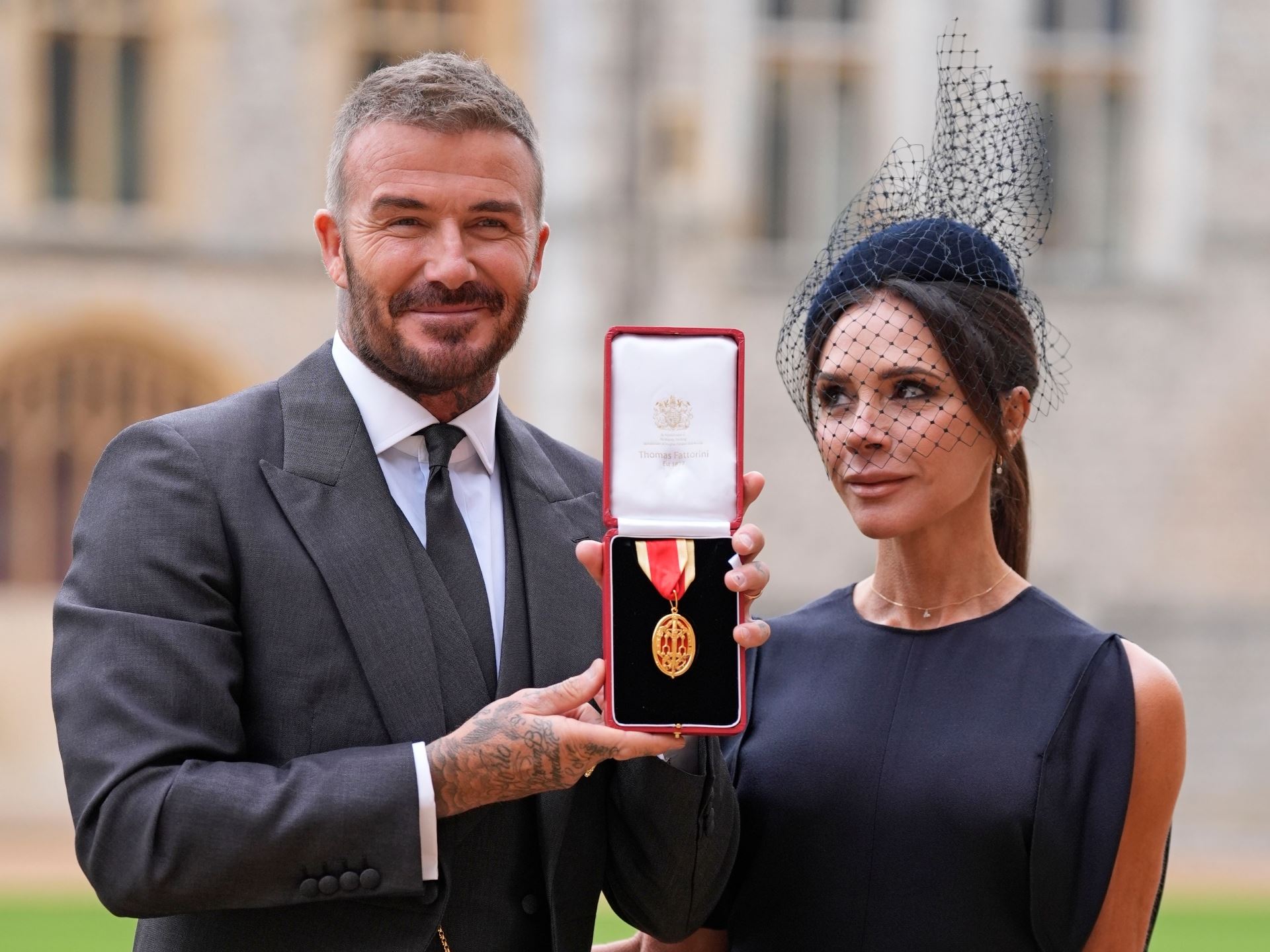 Επίσημα Sir David Beckham-Χρίστηκε ιππότης από τον Βασιλιά Κάρολο