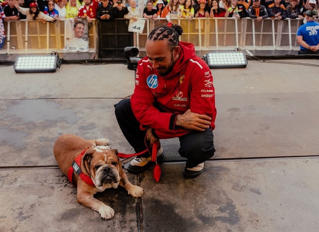 Ποιος ήταν ο Roscoe, το "φιλαράκι" του Lewis Hamilton που έφυγε από τη ζωή