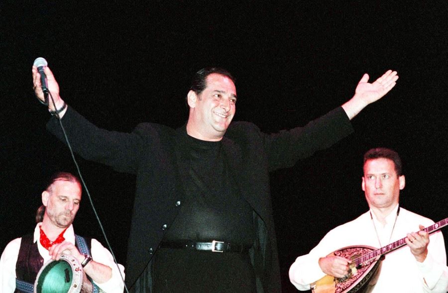 'Καλησπέρα και καλή βραδιά', η ζωή του Βασίλη Καρρά έγινε βιβλίο