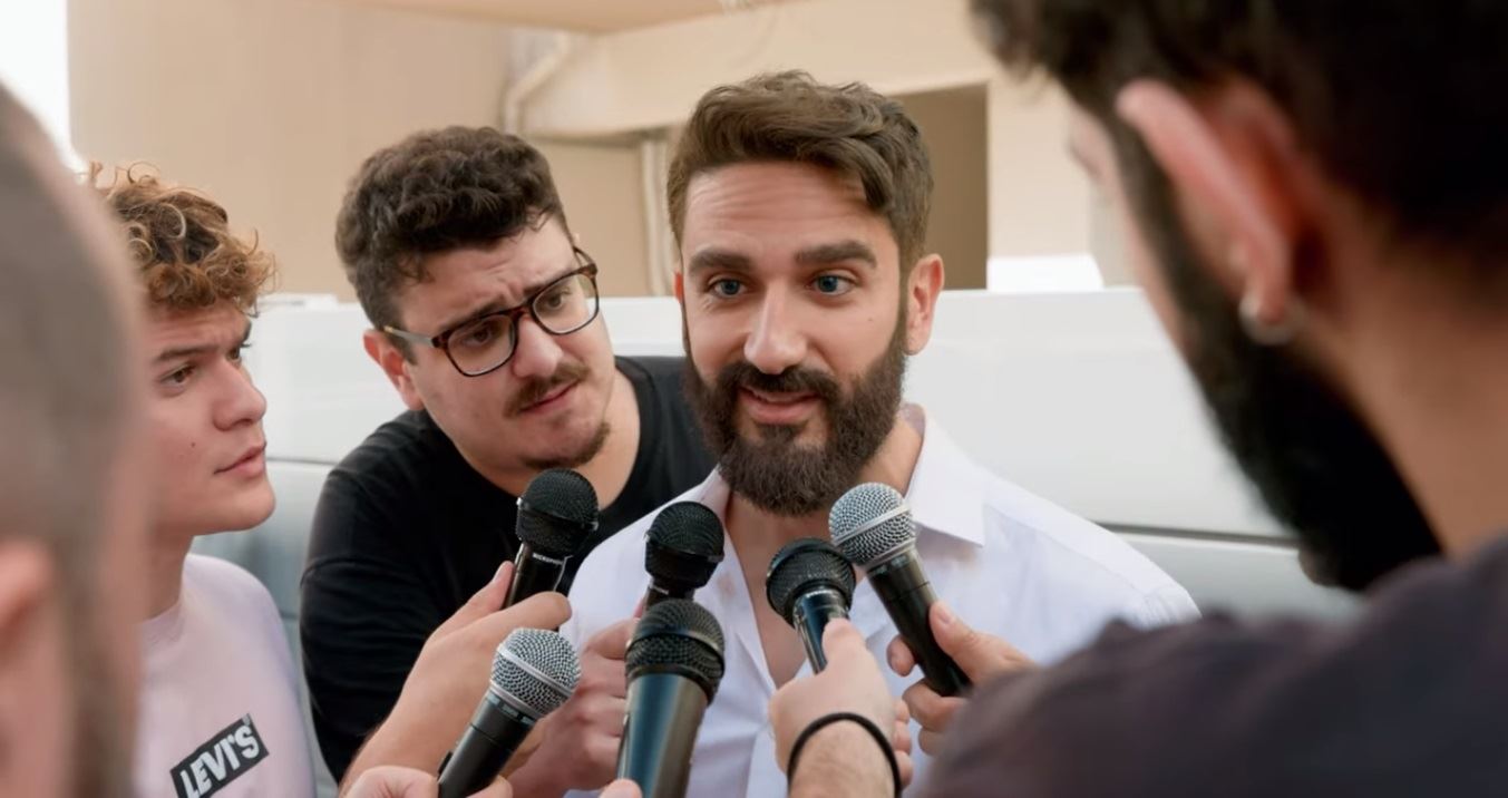 Ο Διονύσης Ατζαράκης ως Στέφανος Κασσελάκης είναι ό,τι καλύτερο είδαμε σήμερα