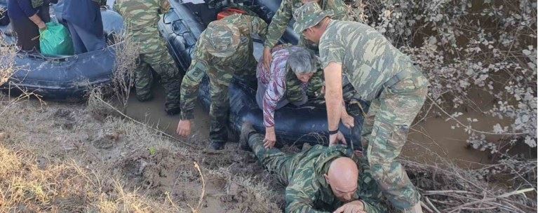 Πεζοναύτης έπεσε στη λάσπη για να περάσουν από πάνω του ηλικιωμένοι πλημμυροπαθείς