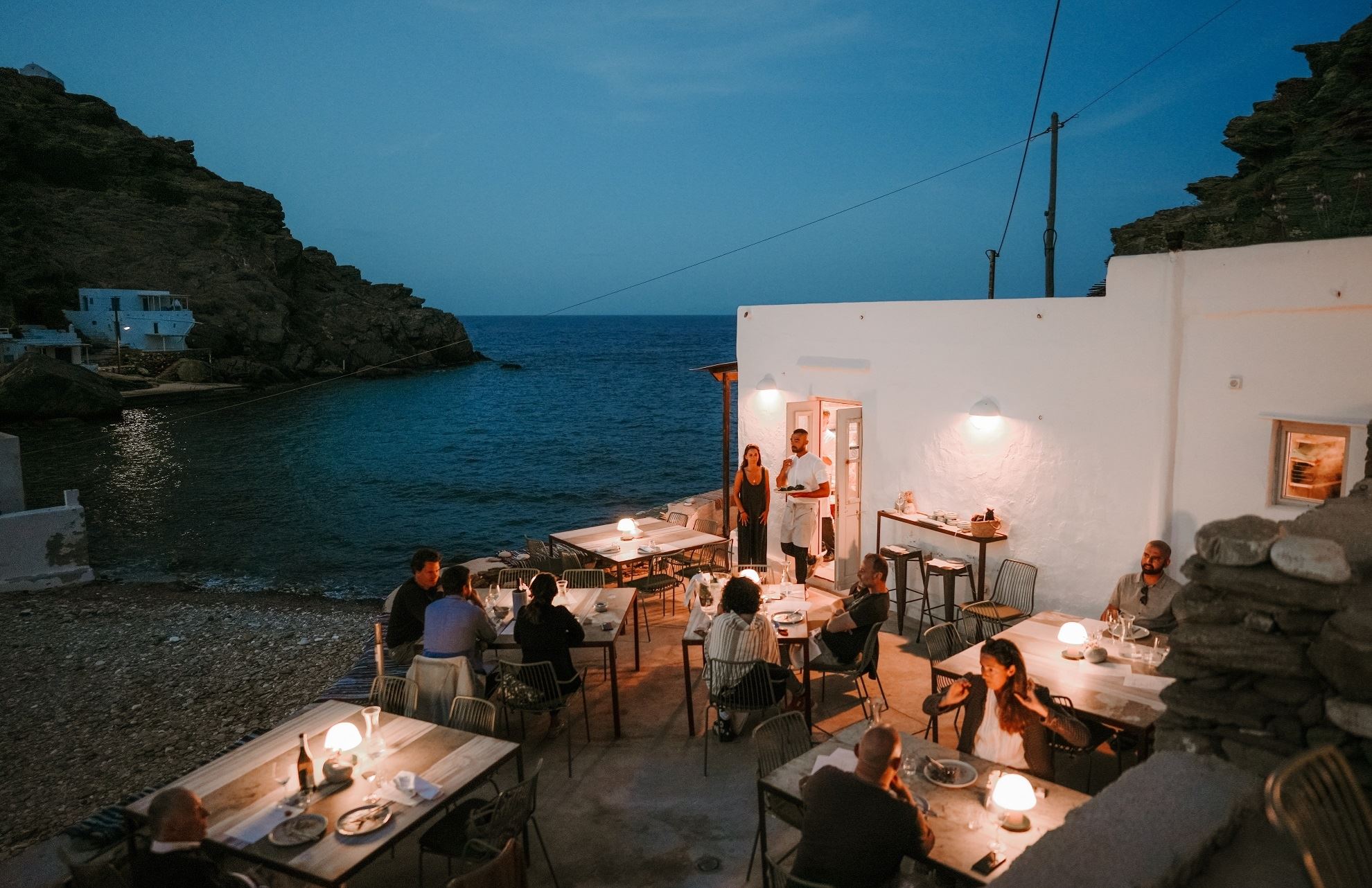 Ένα από τα ομορφότερα εστιατόρια του Αιγαίου σερβίρει για ένα βράδυ στην Αθήνα