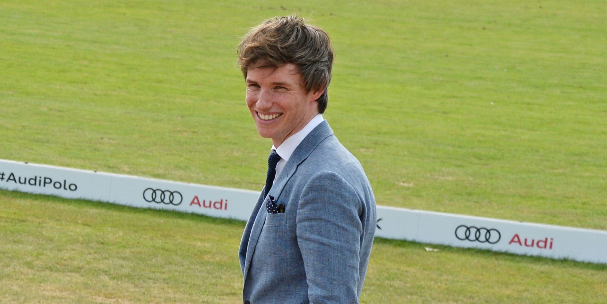 Ο Eddie Redmayne δείχνει πώς να φορούν κοστούμι τα αρσενικά ελαφρών βαρών