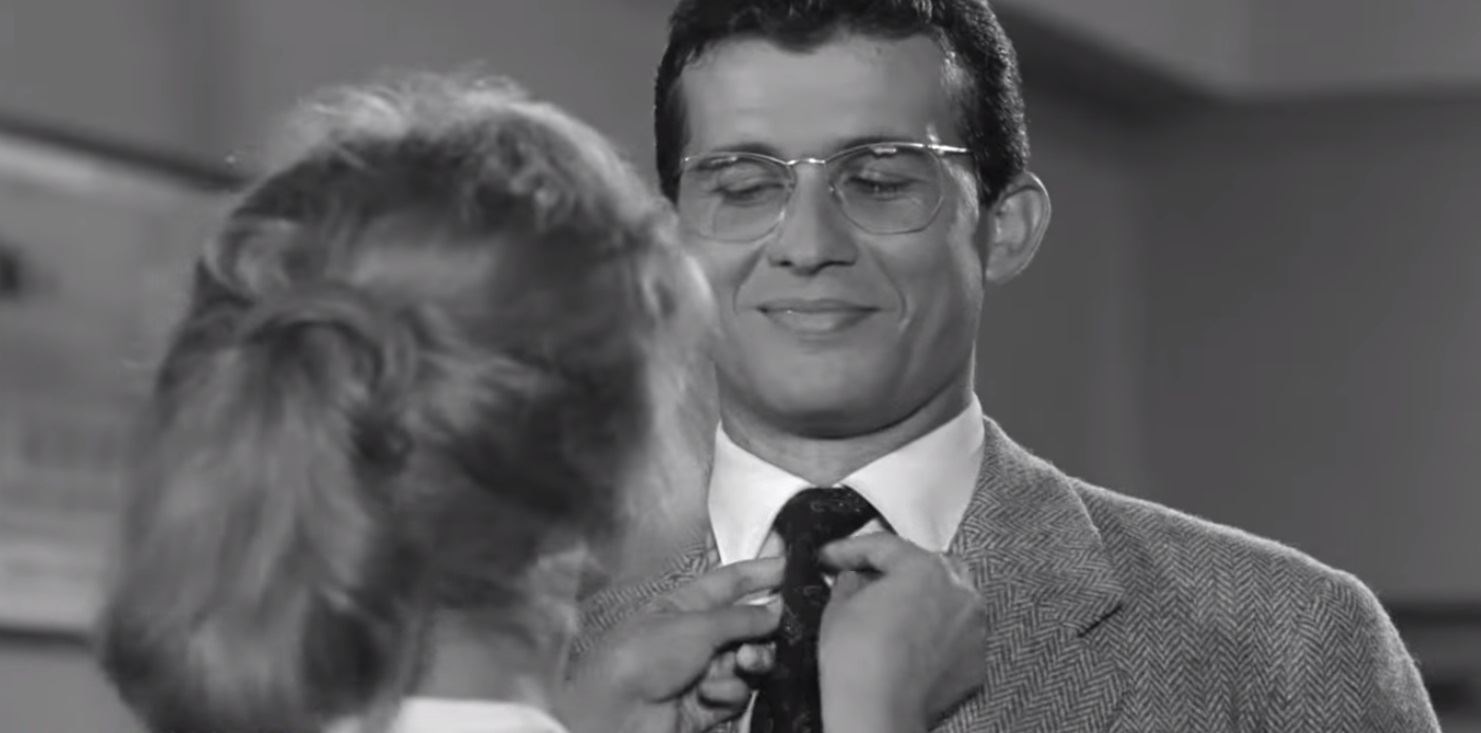 Η Παγκόσμια Ημέρα Γραβάτας δείχνει ωραιότερη μέσα από τον παλιό ελληνικό κινηματογράφο