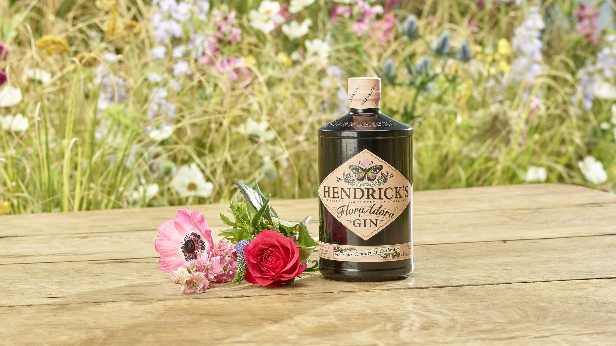 Hendrick's Flora Adora gin, μία ασυνήθιστα λουλουδένια έκρηξη απόλαυσης