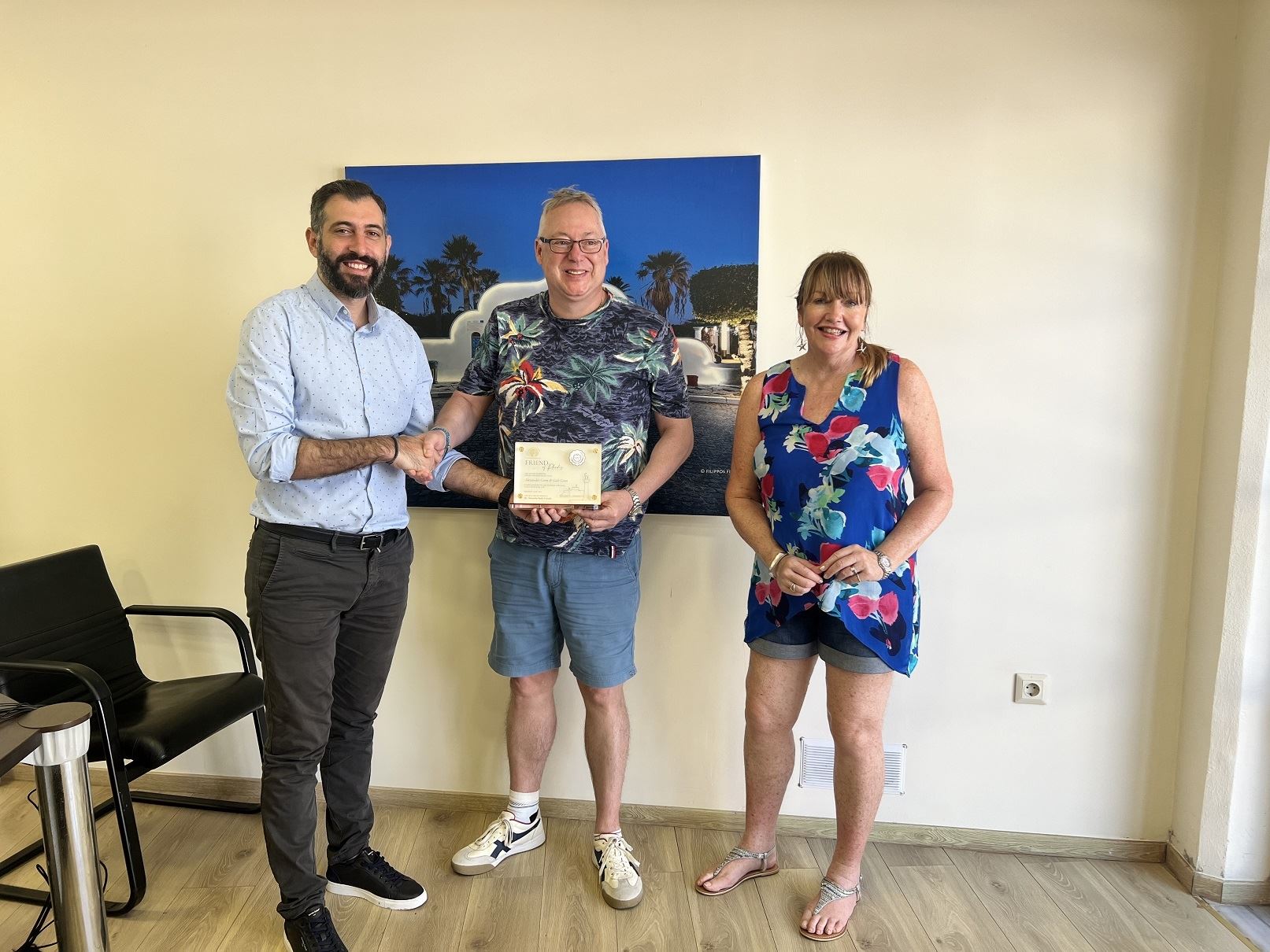 Στο μεταξύ η Ρόδος τίμησε ζευγάρι Βρετανών που έχει επισκεφτεί το νησί πάνω από 100 φορές