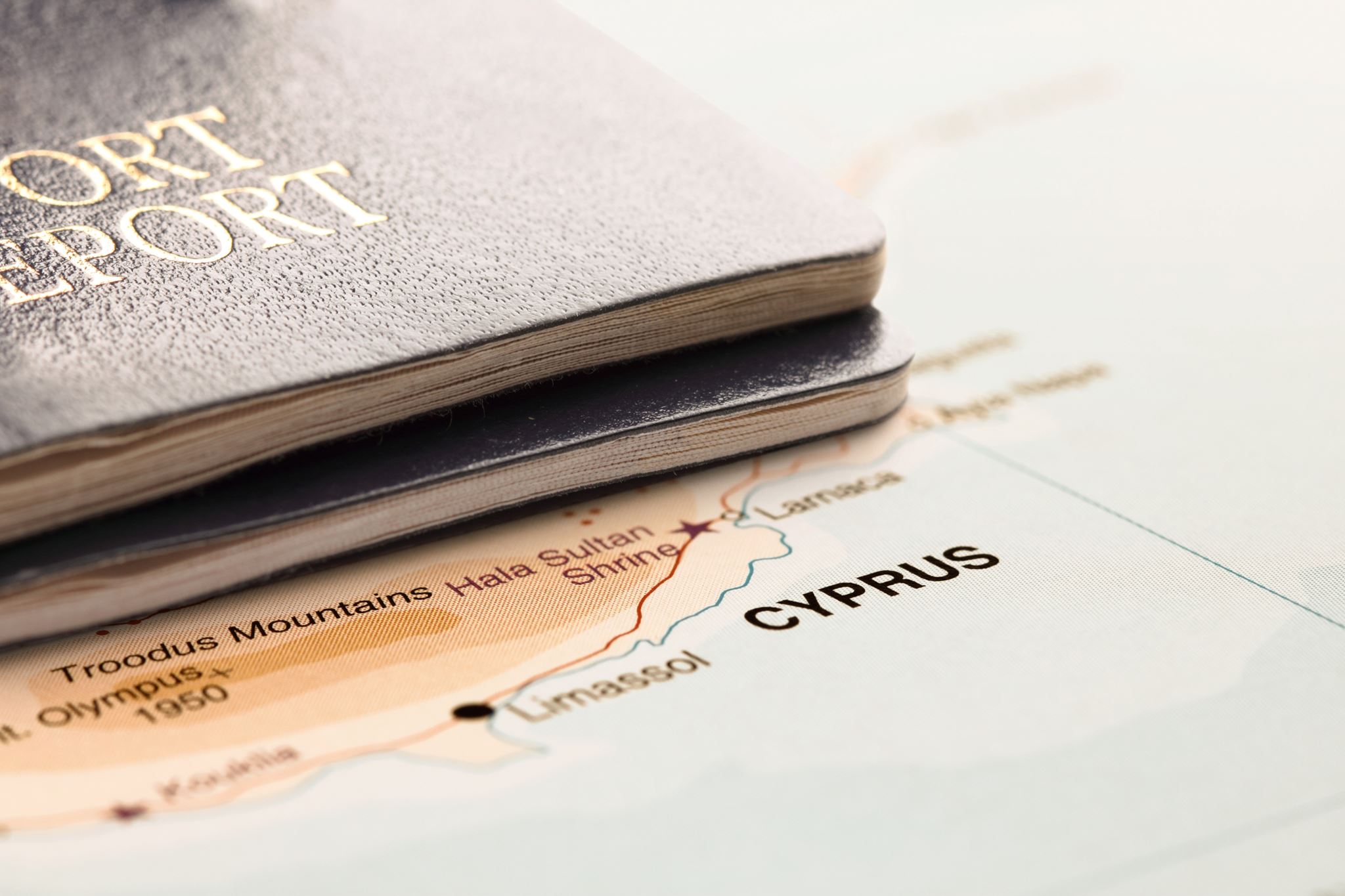 Το σκάνδαλο με τα "χρυσά διαβατήρια" προκαλεί πολιτικό σεισμό στην Κύπρο