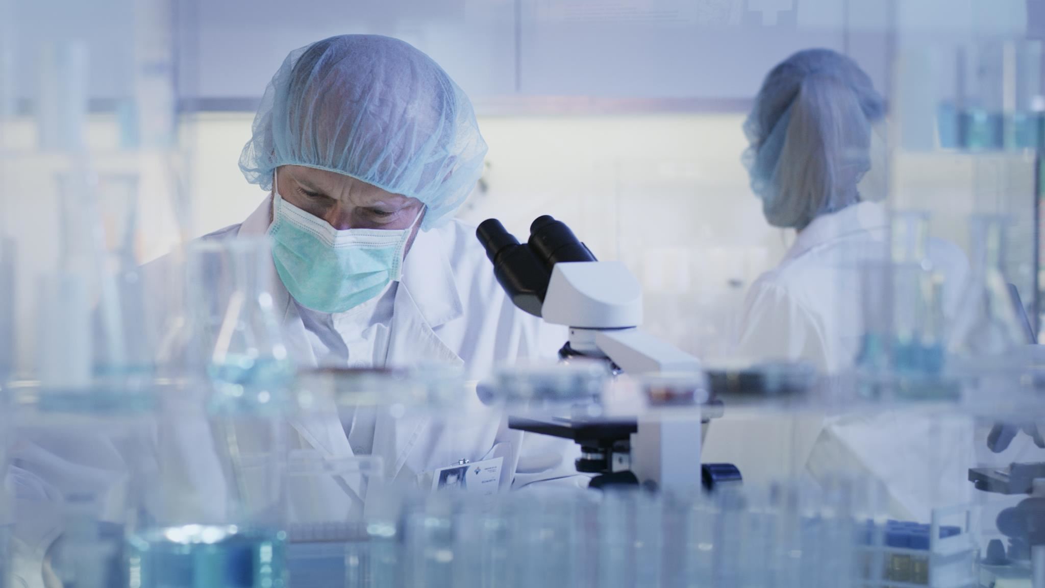 Έρευνα εξηγεί γιατί οι άντρες νοσούν πιο σοβαρά από τον κορονοϊό