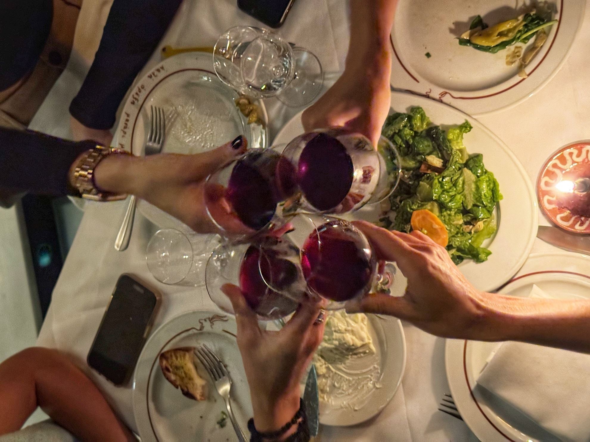 Γιατί έγινε ξανά της μόδας η ταβέρνα