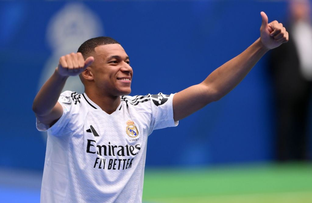 O Kylian Mbappé μπήκε στη Ρεάλ Μαδρίτης με το δεξί