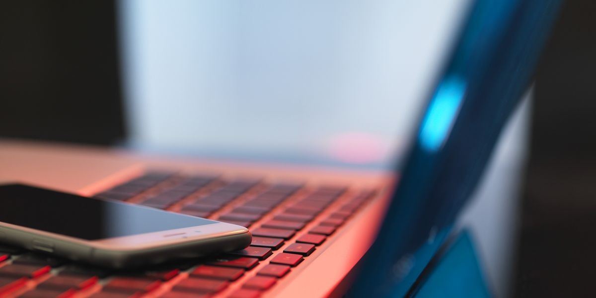 Οι διαδικτυακές απάτες εκτοξεύουν το εμπόριο λευκής σαρκός