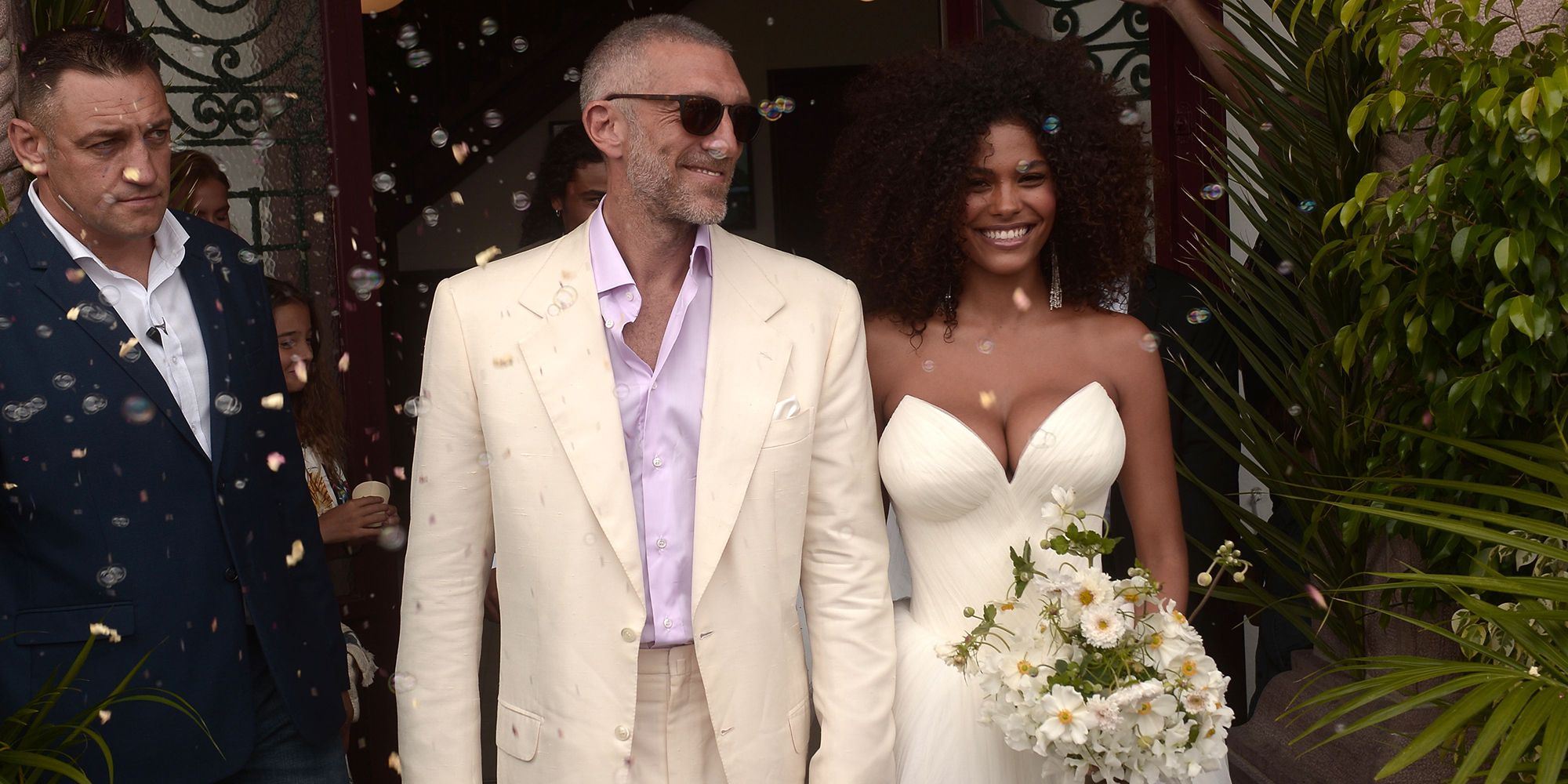 Κομμένο και ραμμένο για ροκ σταρ το γαμπριάτικο κοστούμι του Vincent Cassel