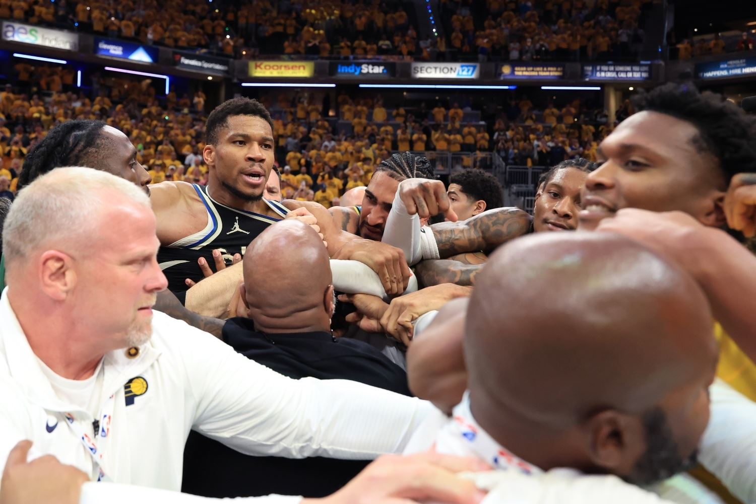 Προκάλεσαν τον Γιάννη Αντετοκούνμπο - Χαμός μετά τον αγώνα Πέισερς-Μπακς