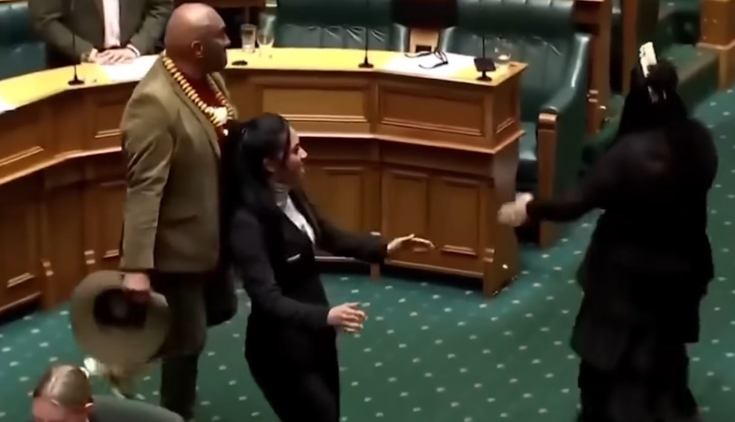 Μαορί βουλευτές χόρεψαν χάκα στη βουλή της Νέας Ζηλανδίας και έγιναν viral (video)