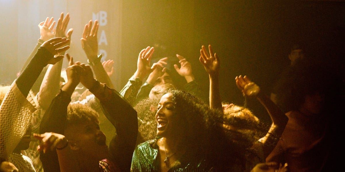 Αυτά είναι τα τρένα που παίζουν techno για να ταξιδεύεις και να χορεύεις