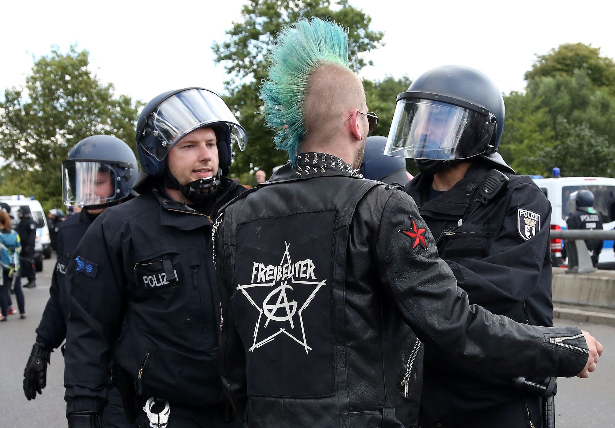 Sturmbrigade/ Wolfsbrigade 44: Η νεοναζιστική οργάνωση με πρότυπο τα SS