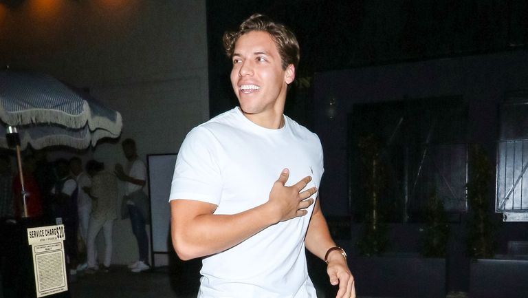 Ο γιος του Arnie έχει το κόλπο για να χτίσεις τεράστιους δικέφαλους