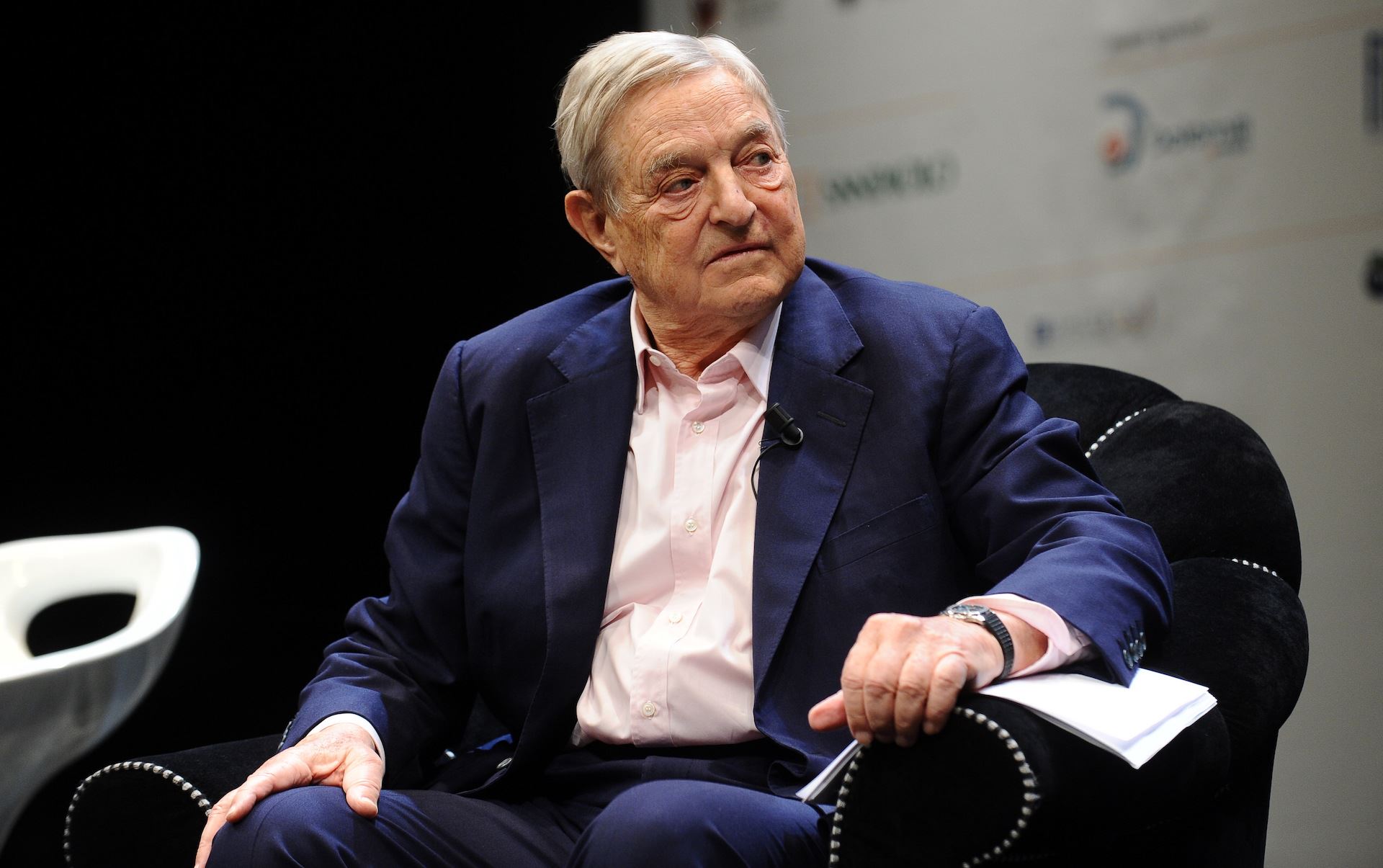 Τον George Soros βλέπουν πίσω από τις ταραχές οι συνωμοσιολόγοι