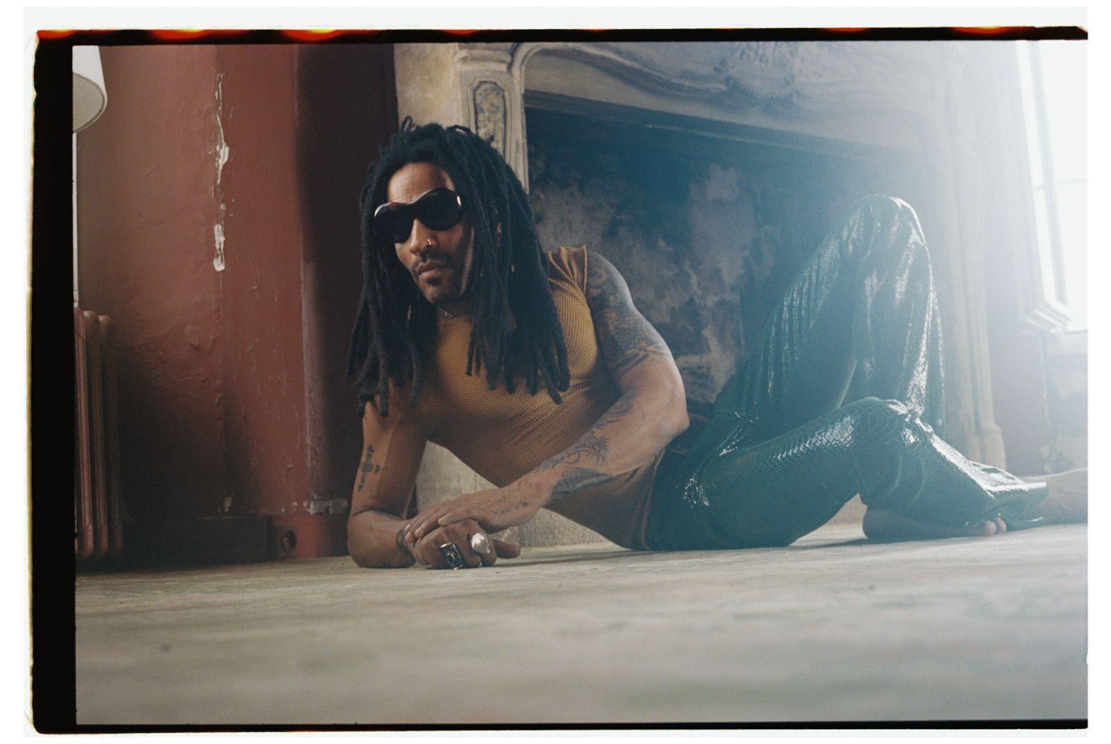 Στο video clip του Honey, ο Lenny Kravitz στάζει μέλι