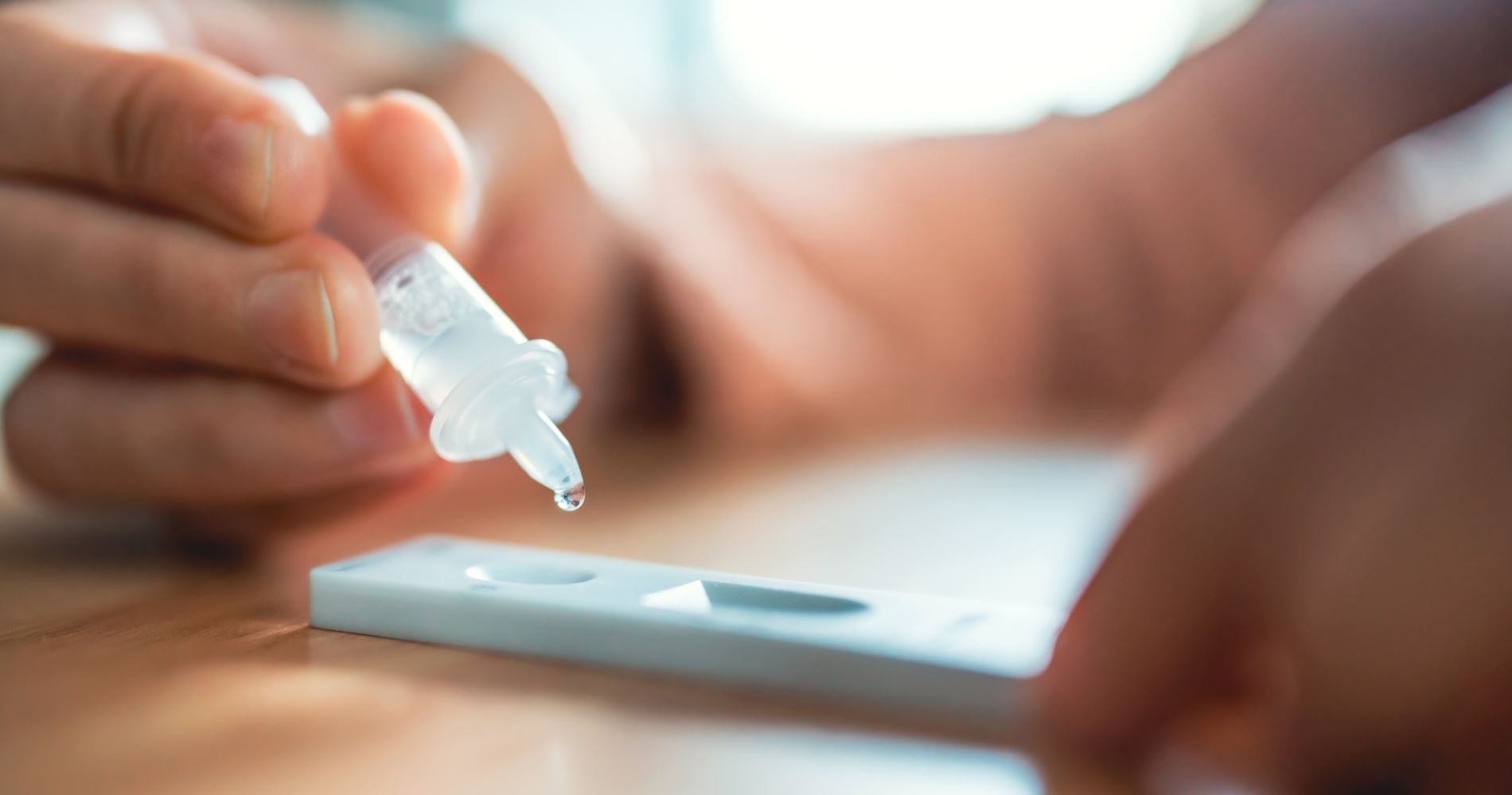 Εξαπλώνεται η νέα υπο-παραλλαγή Eris της Covid-19