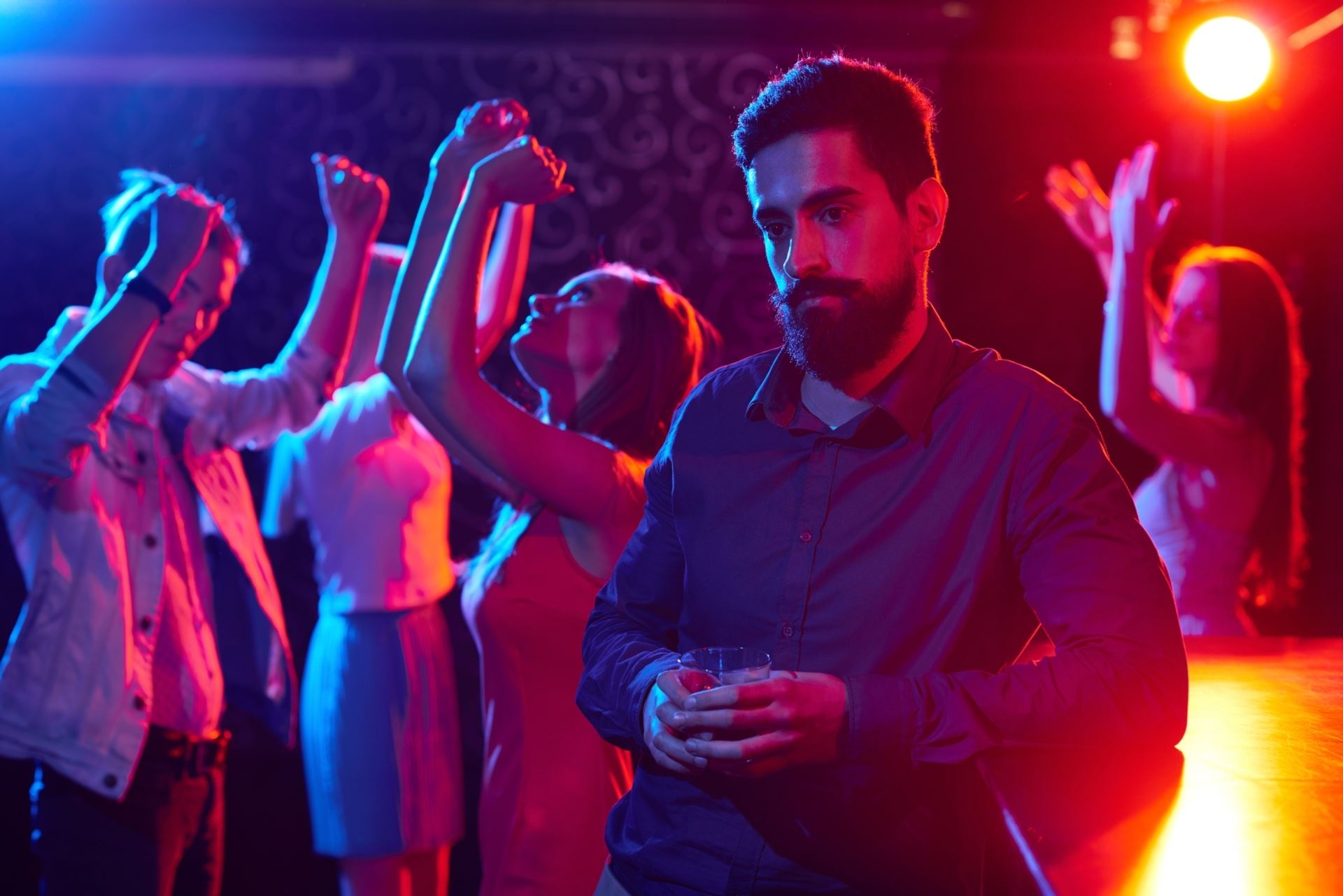 Τι λέει η ψυχολογία για όσους δεν τους αρέσει να πηγαίνουν σε πάρτι